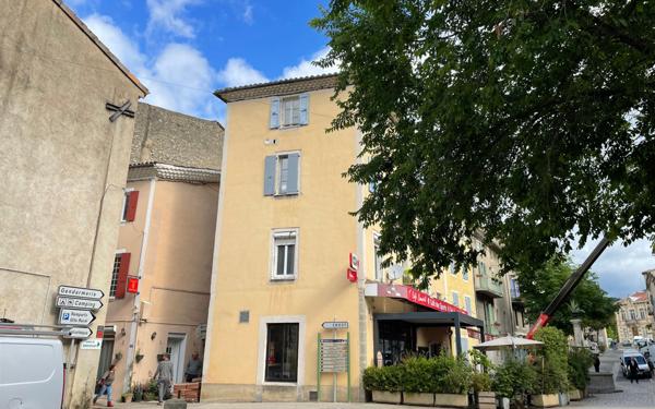 Immeuble à vendre    16 pièces • 482 m2 Saillans