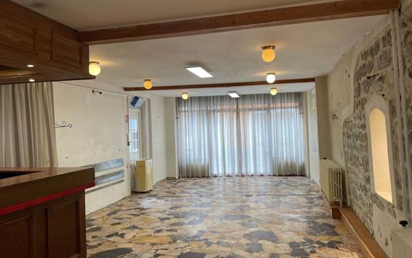 Immeuble à vendre    16 pièces • 482 m2 Saillans