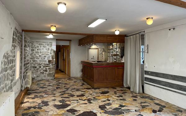 Immeuble à vendre    16 pièces • 482 m2 Saillans