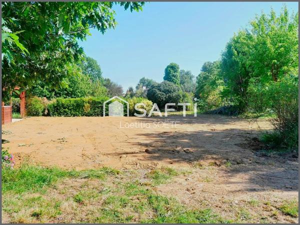 Terrain plat dans un environnement verdoyant