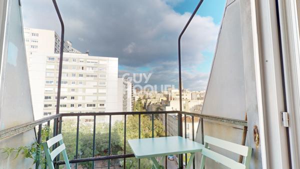 2 pièces dernier étage avec balcon PARIS 11