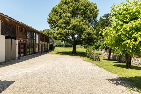 MÉDOC – GRANGE RÉNOVÉE – ACTIVITÉ D’ACCUEIL – JOHN TAYLOR