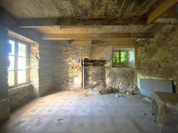 Parcelle boisée en ZAC avec bâtiment à reconstruire intégralement.
