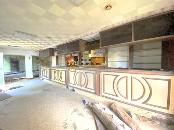Parcelle boisée en ZAC avec bâtiment à reconstruire intégralement.