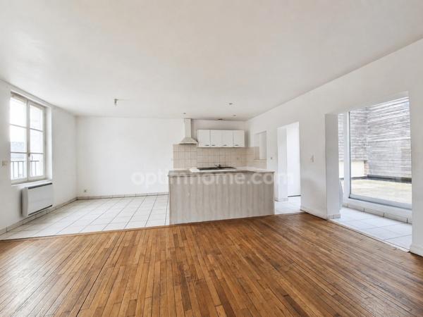 Maison de ville de plus de 100 m², 4 pièces, 3 chambres et grande terrasse.