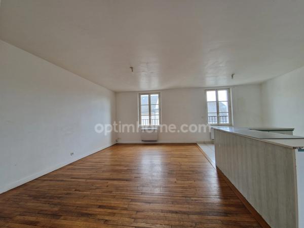 Maison de ville de plus de 100 m², 4 pièces, 3 chambres et grande terrasse.
