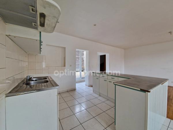 Maison de ville de plus de 100 m², 4 pièces, 3 chambres et grande terrasse.