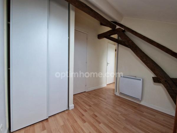 Maison de ville de plus de 100 m², 4 pièces, 3 chambres et grande terrasse.