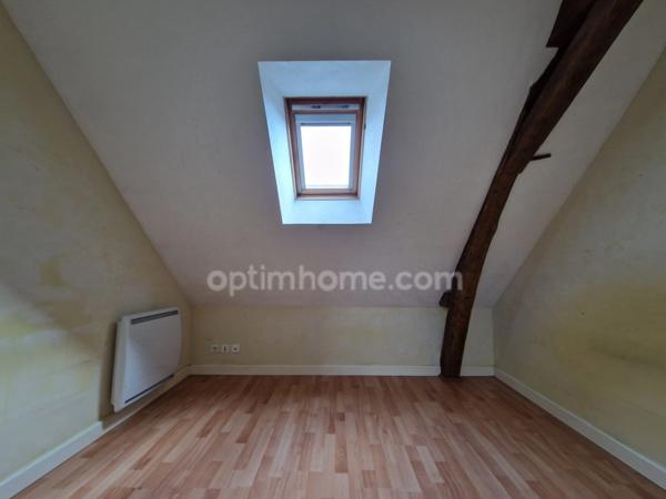 Maison de ville de plus de 100 m², 4 pièces, 3 chambres et grande terrasse.