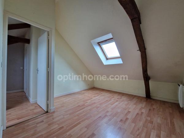 Maison de ville de plus de 100 m², 4 pièces, 3 chambres et grande terrasse.