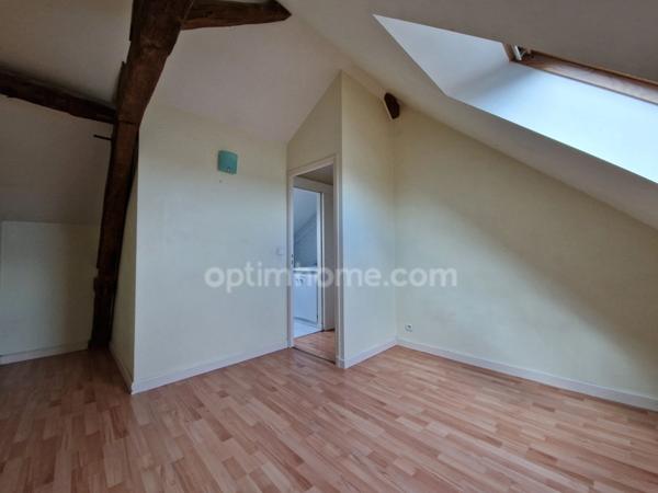 Maison de ville de plus de 100 m², 4 pièces, 3 chambres et grande terrasse.