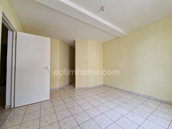 Maison de ville de plus de 100 m², 4 pièces, 3 chambres et grande terrasse.