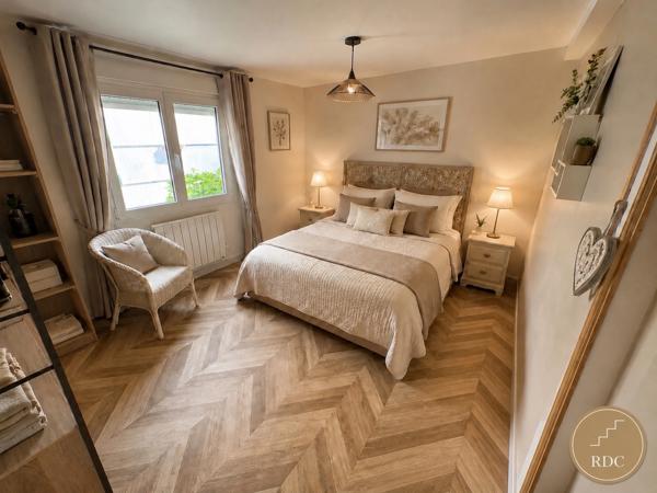 Jolie Maison avec Belle Cour Ombragée.