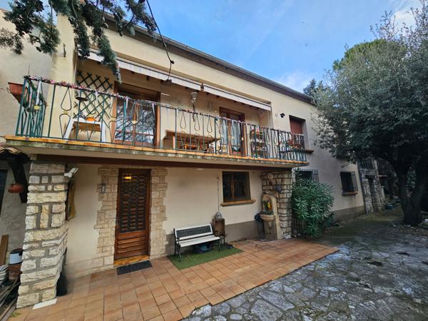 Apt (84400) Luberon, Apt Belle maison à rénover avec jardin ,vue et cabanon.
