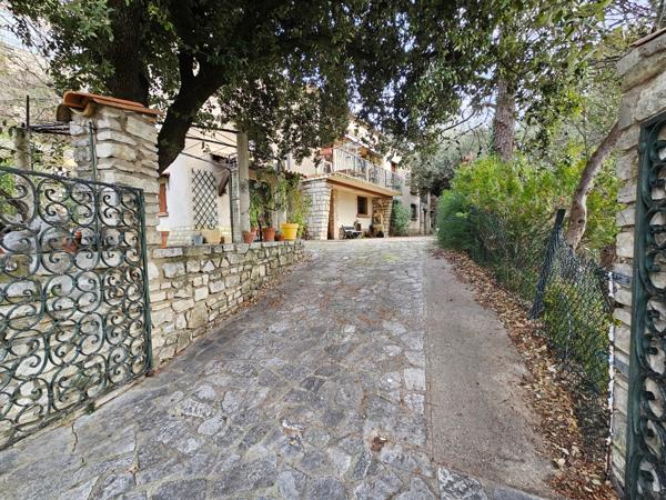 Apt (84400) Luberon, Apt Belle maison à rénover avec jardin ,vue et cabanon.