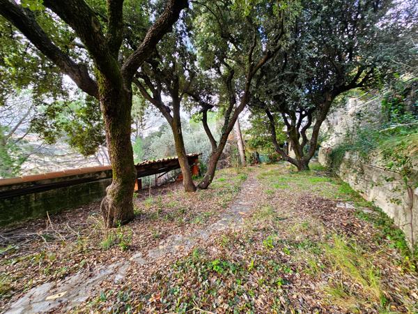 Apt (84400) Luberon, Apt Belle maison à rénover avec jardin ,vue et cabanon.