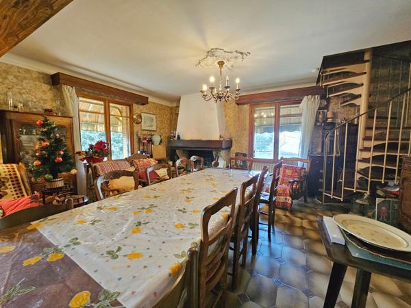 Apt (84400) Luberon, Apt Belle maison à rénover avec jardin ,vue et cabanon.