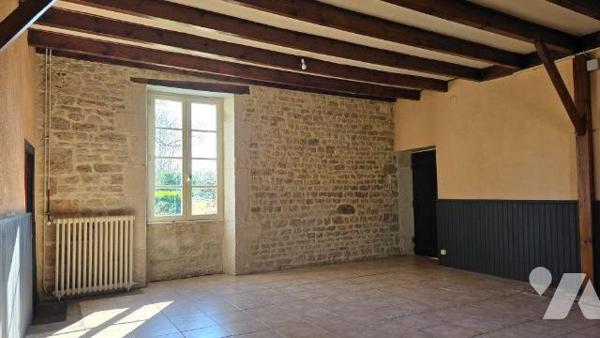 EXCLUSIVITE LMBS. A seulement 3 min de toutes commodités! Longère ancienne bien exposée et ses ...