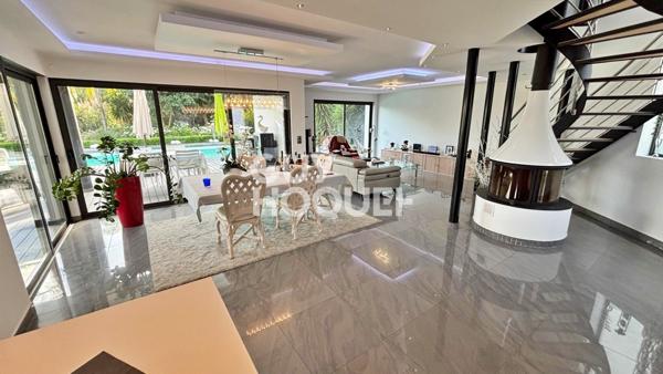 MAISON À VENDRE DE 7 PIÈCES DE 220,00 M²