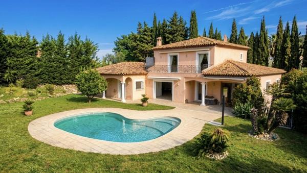 Villa Mandelieu-la-Napoule – Minelle – 300 m² – Terrain plat – Piscine – 4 suites – Triple garage