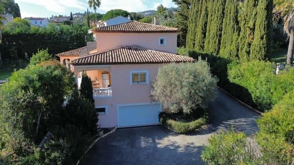 Villa Mandelieu-la-Napoule – Minelle – 300 m² – Terrain plat – Piscine – 4 suites – Triple garage