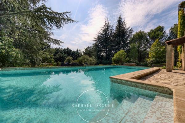 AU CŒUR DE LA CAMPAGNE DU LUBERON – PROPRIETE DE 208 M2 AVEC PISCINE SUR 5600 M2 DE TERRAIN
