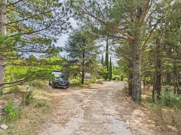 AU CŒUR DE LA CAMPAGNE DU LUBERON – PROPRIETE DE 208 M2 AVEC PISCINE SUR 5600 M2 DE TERRAIN