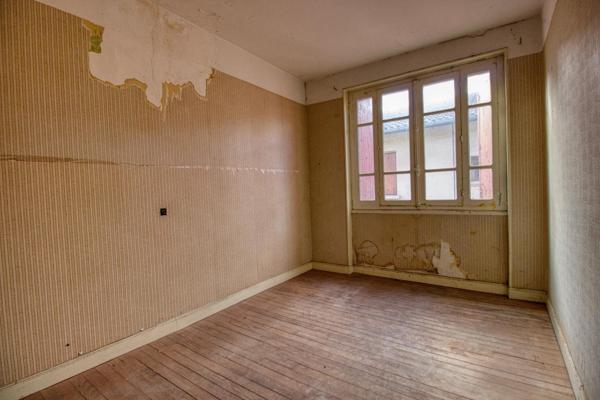 Idéal profession libérale ou Airbnb: Immeuble de 196 m² pour une rénovation sur mesure.