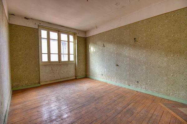 Idéal profession libérale ou Airbnb: Immeuble de 196 m² pour une rénovation sur mesure.