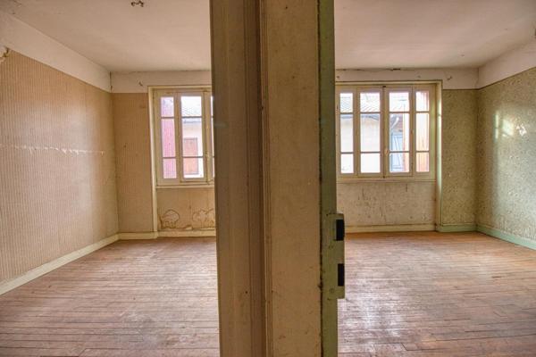 Idéal profession libérale ou Airbnb: Immeuble de 196 m² pour une rénovation sur mesure.