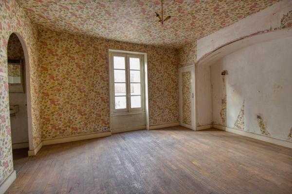 Idéal profession libérale ou Airbnb: Immeuble de 196 m² pour une rénovation sur mesure.