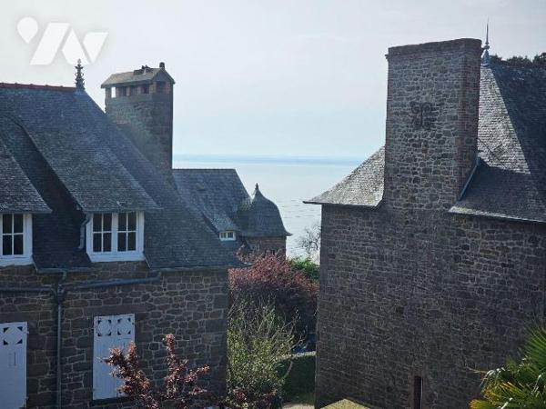 Au coeur de Cancale, à cinq minutes à pied des plages, des promenades du GR 34 et des commerces...