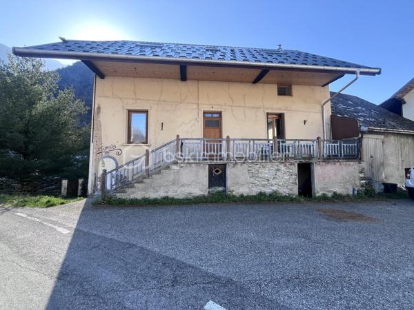 Fort potentiel pour cette maison mitoyenne d'env. 60m² au coeur du village d'Argentine.
Celle ci se compose comme suit :
- au RDC : terrasse d'env. 13m², cuisine ouverte sur le salon, wc;
- à l'étage : 3 chambres, une salle d'eau avec wc;
- au dessous : garage d'env. 20m² avec la fosse septique (qui sera à remplacer - voir étude réalisée), la cave d'env. 16m² au fond, et une borne de recharge pour véhicules électriques.
Chauffage par poêle à granulés récent et radiateurs à inertie. Le toit est neuf, le tableau électrique est récent.
Travaux à réaliser : remplacement de 3 fenêtres, finition de tous les murs, rafraichissements généraux.
Mitoyen à la maison, se trouve une jolie grange, érigée sur 2 niveaux, pour env. 180m² à réhabiliter ! 
Son rez de chaussée comporte une magnifique pièce voûtée saine, qui ne demande qu'à être aménagée.
Possibilité d'agrandir la maison, ou d'en faire une seconde !
Juste à côté, se trouve également une vieille bâtisse à rénover entièrement, érigée sur 3 niveaux d'env. 17m² chacun.
Derrière, nous pouvons retrouver un terrain pentu de 387m².
A une centaine de mètres, l'ensemble possède également un terrain de 396m² non constructible mais aménageable en potager ou en jardin avec jeux par exemple.
Argentine se situe à 10 minutes de l'autoroute de Aiton, à 25 minutes d'Albertville et à 35 minutes de Chambéry. 
Les commodités et les supermarchés se trouvent à Aiguebelle à 5 minutes en voiture.