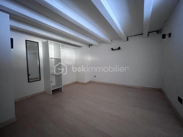 Fort potentiel pour cette maison mitoyenne d'env. 60m² au coeur du village d'Argentine.
Celle ci se compose comme suit :
- au RDC : terrasse d'env. 13m², cuisine ouverte sur le salon, wc;
- à l'étage : 3 chambres, une salle d'eau avec wc;
- au dessous : garage d'env. 20m² avec la fosse septique (qui sera à remplacer - voir étude réalisée), la cave d'env. 16m² au fond, et une borne de recharge pour véhicules électriques.
Chauffage par poêle à granulés récent et radiateurs à inertie. Le toit est neuf, le tableau électrique est récent.
Travaux à réaliser : remplacement de 3 fenêtres, finition de tous les murs, rafraichissements généraux.
Mitoyen à la maison, se trouve une jolie grange, érigée sur 2 niveaux, pour env. 180m² à réhabiliter ! 
Son rez de chaussée comporte une magnifique pièce voûtée saine, qui ne demande qu'à être aménagée.
Possibilité d'agrandir la maison, ou d'en faire une seconde !
Juste à côté, se trouve également une vieille bâtisse à rénover entièrement, érigée sur 3 niveaux d'env. 17m² chacun.
Derrière, nous pouvons retrouver un terrain pentu de 387m².
A une centaine de mètres, l'ensemble possède également un terrain de 396m² non constructible mais aménageable en potager ou en jardin avec jeux par exemple.
Argentine se situe à 10 minutes de l'autoroute de Aiton, à 25 minutes d'Albertville et à 35 minutes de Chambéry. 
Les commodités et les supermarchés se trouvent à Aiguebelle à 5 minutes en voiture.