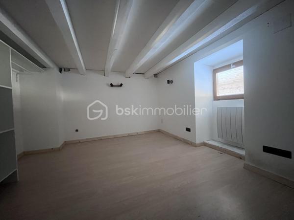 Fort potentiel pour cette maison mitoyenne d'env. 60m² au coeur du village d'Argentine.
Celle ci se compose comme suit :
- au RDC : terrasse d'env. 13m², cuisine ouverte sur le salon, wc;
- à l'étage : 3 chambres, une salle d'eau avec wc;
- au dessous : garage d'env. 20m² avec la fosse septique (qui sera à remplacer - voir étude réalisée), la cave d'env. 16m² au fond, et une borne de recharge pour véhicules électriques.
Chauffage par poêle à granulés récent et radiateurs à inertie. Le toit est neuf, le tableau électrique est récent.
Travaux à réaliser : remplacement de 3 fenêtres, finition de tous les murs, rafraichissements généraux.
Mitoyen à la maison, se trouve une jolie grange, érigée sur 2 niveaux, pour env. 180m² à réhabiliter ! 
Son rez de chaussée comporte une magnifique pièce voûtée saine, qui ne demande qu'à être aménagée.
Possibilité d'agrandir la maison, ou d'en faire une seconde !
Juste à côté, se trouve également une vieille bâtisse à rénover entièrement, érigée sur 3 niveaux d'env. 17m² chacun.
Derrière, nous pouvons retrouver un terrain pentu de 387m².
A une centaine de mètres, l'ensemble possède également un terrain de 396m² non constructible mais aménageable en potager ou en jardin avec jeux par exemple.
Argentine se situe à 10 minutes de l'autoroute de Aiton, à 25 minutes d'Albertville et à 35 minutes de Chambéry. 
Les commodités et les supermarchés se trouvent à Aiguebelle à 5 minutes en voiture.