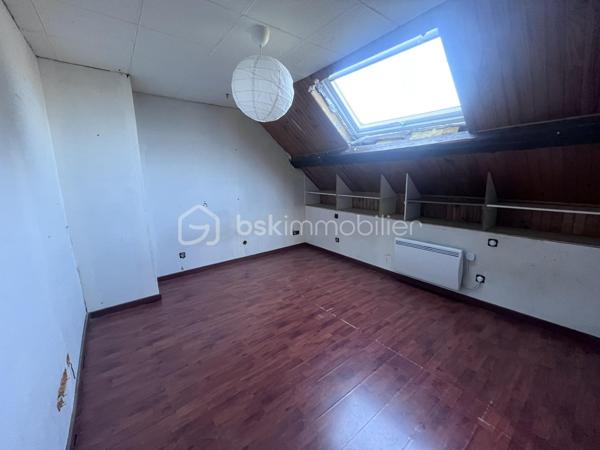 Fort potentiel pour cette maison mitoyenne d'env. 60m² au coeur du village d'Argentine.
Celle ci se compose comme suit :
- au RDC : terrasse d'env. 13m², cuisine ouverte sur le salon, wc;
- à l'étage : 3 chambres, une salle d'eau avec wc;
- au dessous : garage d'env. 20m² avec la fosse septique (qui sera à remplacer - voir étude réalisée), la cave d'env. 16m² au fond, et une borne de recharge pour véhicules électriques.
Chauffage par poêle à granulés récent et radiateurs à inertie. Le toit est neuf, le tableau électrique est récent.
Travaux à réaliser : remplacement de 3 fenêtres, finition de tous les murs, rafraichissements généraux.
Mitoyen à la maison, se trouve une jolie grange, érigée sur 2 niveaux, pour env. 180m² à réhabiliter ! 
Son rez de chaussée comporte une magnifique pièce voûtée saine, qui ne demande qu'à être aménagée.
Possibilité d'agrandir la maison, ou d'en faire une seconde !
Juste à côté, se trouve également une vieille bâtisse à rénover entièrement, érigée sur 3 niveaux d'env. 17m² chacun.
Derrière, nous pouvons retrouver un terrain pentu de 387m².
A une centaine de mètres, l'ensemble possède également un terrain de 396m² non constructible mais aménageable en potager ou en jardin avec jeux par exemple.
Argentine se situe à 10 minutes de l'autoroute de Aiton, à 25 minutes d'Albertville et à 35 minutes de Chambéry. 
Les commodités et les supermarchés se trouvent à Aiguebelle à 5 minutes en voiture.