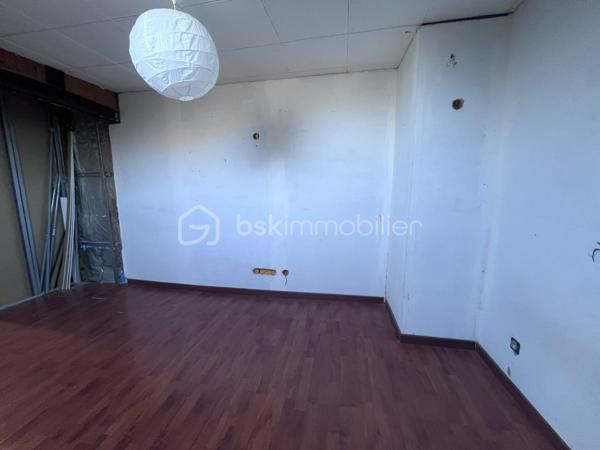 Fort potentiel pour cette maison mitoyenne d'env. 60m² au coeur du village d'Argentine.
Celle ci se compose comme suit :
- au RDC : terrasse d'env. 13m², cuisine ouverte sur le salon, wc;
- à l'étage : 3 chambres, une salle d'eau avec wc;
- au dessous : garage d'env. 20m² avec la fosse septique (qui sera à remplacer - voir étude réalisée), la cave d'env. 16m² au fond, et une borne de recharge pour véhicules électriques.
Chauffage par poêle à granulés récent et radiateurs à inertie. Le toit est neuf, le tableau électrique est récent.
Travaux à réaliser : remplacement de 3 fenêtres, finition de tous les murs, rafraichissements généraux.
Mitoyen à la maison, se trouve une jolie grange, érigée sur 2 niveaux, pour env. 180m² à réhabiliter ! 
Son rez de chaussée comporte une magnifique pièce voûtée saine, qui ne demande qu'à être aménagée.
Possibilité d'agrandir la maison, ou d'en faire une seconde !
Juste à côté, se trouve également une vieille bâtisse à rénover entièrement, érigée sur 3 niveaux d'env. 17m² chacun.
Derrière, nous pouvons retrouver un terrain pentu de 387m².
A une centaine de mètres, l'ensemble possède également un terrain de 396m² non constructible mais aménageable en potager ou en jardin avec jeux par exemple.
Argentine se situe à 10 minutes de l'autoroute de Aiton, à 25 minutes d'Albertville et à 35 minutes de Chambéry. 
Les commodités et les supermarchés se trouvent à Aiguebelle à 5 minutes en voiture.