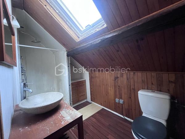 Fort potentiel pour cette maison mitoyenne d'env. 60m² au coeur du village d'Argentine.
Celle ci se compose comme suit :
- au RDC : terrasse d'env. 13m², cuisine ouverte sur le salon, wc;
- à l'étage : 3 chambres, une salle d'eau avec wc;
- au dessous : garage d'env. 20m² avec la fosse septique (qui sera à remplacer - voir étude réalisée), la cave d'env. 16m² au fond, et une borne de recharge pour véhicules électriques.
Chauffage par poêle à granulés récent et radiateurs à inertie. Le toit est neuf, le tableau électrique est récent.
Travaux à réaliser : remplacement de 3 fenêtres, finition de tous les murs, rafraichissements généraux.
Mitoyen à la maison, se trouve une jolie grange, érigée sur 2 niveaux, pour env. 180m² à réhabiliter ! 
Son rez de chaussée comporte une magnifique pièce voûtée saine, qui ne demande qu'à être aménagée.
Possibilité d'agrandir la maison, ou d'en faire une seconde !
Juste à côté, se trouve également une vieille bâtisse à rénover entièrement, érigée sur 3 niveaux d'env. 17m² chacun.
Derrière, nous pouvons retrouver un terrain pentu de 387m².
A une centaine de mètres, l'ensemble possède également un terrain de 396m² non constructible mais aménageable en potager ou en jardin avec jeux par exemple.
Argentine se situe à 10 minutes de l'autoroute de Aiton, à 25 minutes d'Albertville et à 35 minutes de Chambéry. 
Les commodités et les supermarchés se trouvent à Aiguebelle à 5 minutes en voiture.