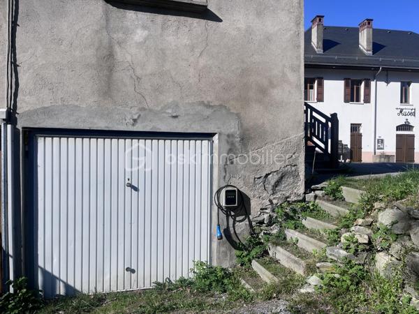 Fort potentiel pour cette maison mitoyenne d'env. 60m² au coeur du village d'Argentine.
Celle ci se compose comme suit :
- au RDC : terrasse d'env. 13m², cuisine ouverte sur le salon, wc;
- à l'étage : 3 chambres, une salle d'eau avec wc;
- au dessous : garage d'env. 20m² avec la fosse septique (qui sera à remplacer - voir étude réalisée), la cave d'env. 16m² au fond, et une borne de recharge pour véhicules électriques.
Chauffage par poêle à granulés récent et radiateurs à inertie. Le toit est neuf, le tableau électrique est récent.
Travaux à réaliser : remplacement de 3 fenêtres, finition de tous les murs, rafraichissements généraux.
Mitoyen à la maison, se trouve une jolie grange, érigée sur 2 niveaux, pour env. 180m² à réhabiliter ! 
Son rez de chaussée comporte une magnifique pièce voûtée saine, qui ne demande qu'à être aménagée.
Possibilité d'agrandir la maison, ou d'en faire une seconde !
Juste à côté, se trouve également une vieille bâtisse à rénover entièrement, érigée sur 3 niveaux d'env. 17m² chacun.
Derrière, nous pouvons retrouver un terrain pentu de 387m².
A une centaine de mètres, l'ensemble possède également un terrain de 396m² non constructible mais aménageable en potager ou en jardin avec jeux par exemple.
Argentine se situe à 10 minutes de l'autoroute de Aiton, à 25 minutes d'Albertville et à 35 minutes de Chambéry. 
Les commodités et les supermarchés se trouvent à Aiguebelle à 5 minutes en voiture.