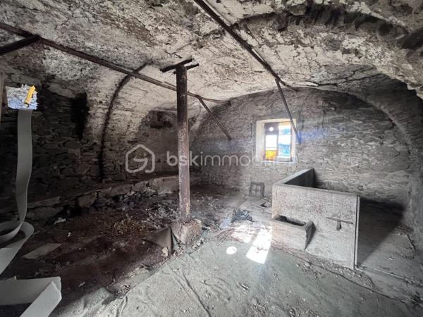 Fort potentiel pour cette maison mitoyenne d'env. 60m² au coeur du village d'Argentine.
Celle ci se compose comme suit :
- au RDC : terrasse d'env. 13m², cuisine ouverte sur le salon, wc;
- à l'étage : 3 chambres, une salle d'eau avec wc;
- au dessous : garage d'env. 20m² avec la fosse septique (qui sera à remplacer - voir étude réalisée), la cave d'env. 16m² au fond, et une borne de recharge pour véhicules électriques.
Chauffage par poêle à granulés récent et radiateurs à inertie. Le toit est neuf, le tableau électrique est récent.
Travaux à réaliser : remplacement de 3 fenêtres, finition de tous les murs, rafraichissements généraux.
Mitoyen à la maison, se trouve une jolie grange, érigée sur 2 niveaux, pour env. 180m² à réhabiliter ! 
Son rez de chaussée comporte une magnifique pièce voûtée saine, qui ne demande qu'à être aménagée.
Possibilité d'agrandir la maison, ou d'en faire une seconde !
Juste à côté, se trouve également une vieille bâtisse à rénover entièrement, érigée sur 3 niveaux d'env. 17m² chacun.
Derrière, nous pouvons retrouver un terrain pentu de 387m².
A une centaine de mètres, l'ensemble possède également un terrain de 396m² non constructible mais aménageable en potager ou en jardin avec jeux par exemple.
Argentine se situe à 10 minutes de l'autoroute de Aiton, à 25 minutes d'Albertville et à 35 minutes de Chambéry. 
Les commodités et les supermarchés se trouvent à Aiguebelle à 5 minutes en voiture.