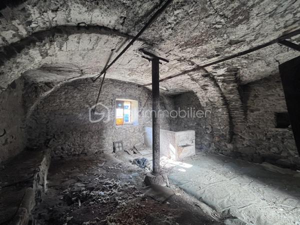 Fort potentiel pour cette maison mitoyenne d'env. 60m² au coeur du village d'Argentine.
Celle ci se compose comme suit :
- au RDC : terrasse d'env. 13m², cuisine ouverte sur le salon, wc;
- à l'étage : 3 chambres, une salle d'eau avec wc;
- au dessous : garage d'env. 20m² avec la fosse septique (qui sera à remplacer - voir étude réalisée), la cave d'env. 16m² au fond, et une borne de recharge pour véhicules électriques.
Chauffage par poêle à granulés récent et radiateurs à inertie. Le toit est neuf, le tableau électrique est récent.
Travaux à réaliser : remplacement de 3 fenêtres, finition de tous les murs, rafraichissements généraux.
Mitoyen à la maison, se trouve une jolie grange, érigée sur 2 niveaux, pour env. 180m² à réhabiliter ! 
Son rez de chaussée comporte une magnifique pièce voûtée saine, qui ne demande qu'à être aménagée.
Possibilité d'agrandir la maison, ou d'en faire une seconde !
Juste à côté, se trouve également une vieille bâtisse à rénover entièrement, érigée sur 3 niveaux d'env. 17m² chacun.
Derrière, nous pouvons retrouver un terrain pentu de 387m².
A une centaine de mètres, l'ensemble possède également un terrain de 396m² non constructible mais aménageable en potager ou en jardin avec jeux par exemple.
Argentine se situe à 10 minutes de l'autoroute de Aiton, à 25 minutes d'Albertville et à 35 minutes de Chambéry. 
Les commodités et les supermarchés se trouvent à Aiguebelle à 5 minutes en voiture.