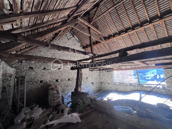 Fort potentiel pour cette maison mitoyenne d'env. 60m² au coeur du village d'Argentine.
Celle ci se compose comme suit :
- au RDC : terrasse d'env. 13m², cuisine ouverte sur le salon, wc;
- à l'étage : 3 chambres, une salle d'eau avec wc;
- au dessous : garage d'env. 20m² avec la fosse septique (qui sera à remplacer - voir étude réalisée), la cave d'env. 16m² au fond, et une borne de recharge pour véhicules électriques.
Chauffage par poêle à granulés récent et radiateurs à inertie. Le toit est neuf, le tableau électrique est récent.
Travaux à réaliser : remplacement de 3 fenêtres, finition de tous les murs, rafraichissements généraux.
Mitoyen à la maison, se trouve une jolie grange, érigée sur 2 niveaux, pour env. 180m² à réhabiliter ! 
Son rez de chaussée comporte une magnifique pièce voûtée saine, qui ne demande qu'à être aménagée.
Possibilité d'agrandir la maison, ou d'en faire une seconde !
Juste à côté, se trouve également une vieille bâtisse à rénover entièrement, érigée sur 3 niveaux d'env. 17m² chacun.
Derrière, nous pouvons retrouver un terrain pentu de 387m².
A une centaine de mètres, l'ensemble possède également un terrain de 396m² non constructible mais aménageable en potager ou en jardin avec jeux par exemple.
Argentine se situe à 10 minutes de l'autoroute de Aiton, à 25 minutes d'Albertville et à 35 minutes de Chambéry. 
Les commodités et les supermarchés se trouvent à Aiguebelle à 5 minutes en voiture.