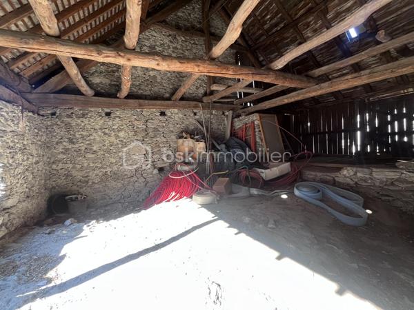 Fort potentiel pour cette maison mitoyenne d'env. 60m² au coeur du village d'Argentine.
Celle ci se compose comme suit :
- au RDC : terrasse d'env. 13m², cuisine ouverte sur le salon, wc;
- à l'étage : 3 chambres, une salle d'eau avec wc;
- au dessous : garage d'env. 20m² avec la fosse septique (qui sera à remplacer - voir étude réalisée), la cave d'env. 16m² au fond, et une borne de recharge pour véhicules électriques.
Chauffage par poêle à granulés récent et radiateurs à inertie. Le toit est neuf, le tableau électrique est récent.
Travaux à réaliser : remplacement de 3 fenêtres, finition de tous les murs, rafraichissements généraux.
Mitoyen à la maison, se trouve une jolie grange, érigée sur 2 niveaux, pour env. 180m² à réhabiliter ! 
Son rez de chaussée comporte une magnifique pièce voûtée saine, qui ne demande qu'à être aménagée.
Possibilité d'agrandir la maison, ou d'en faire une seconde !
Juste à côté, se trouve également une vieille bâtisse à rénover entièrement, érigée sur 3 niveaux d'env. 17m² chacun.
Derrière, nous pouvons retrouver un terrain pentu de 387m².
A une centaine de mètres, l'ensemble possède également un terrain de 396m² non constructible mais aménageable en potager ou en jardin avec jeux par exemple.
Argentine se situe à 10 minutes de l'autoroute de Aiton, à 25 minutes d'Albertville et à 35 minutes de Chambéry. 
Les commodités et les supermarchés se trouvent à Aiguebelle à 5 minutes en voiture.