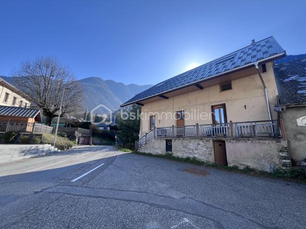Fort potentiel pour cette maison mitoyenne d'env. 60m² au coeur du village d'Argentine.
Celle ci se compose comme suit :
- au RDC : terrasse d'env. 13m², cuisine ouverte sur le salon, wc;
- à l'étage : 3 chambres, une salle d'eau avec wc;
- au dessous : garage d'env. 20m² avec la fosse septique (qui sera à remplacer - voir étude réalisée), la cave d'env. 16m² au fond, et une borne de recharge pour véhicules électriques.
Chauffage par poêle à granulés récent et radiateurs à inertie. Le toit est neuf, le tableau électrique est récent.
Travaux à réaliser : remplacement de 3 fenêtres, finition de tous les murs, rafraichissements généraux.
Mitoyen à la maison, se trouve une jolie grange, érigée sur 2 niveaux, pour env. 180m² à réhabiliter ! 
Son rez de chaussée comporte une magnifique pièce voûtée saine, qui ne demande qu'à être aménagée.
Possibilité d'agrandir la maison, ou d'en faire une seconde !
Juste à côté, se trouve également une vieille bâtisse à rénover entièrement, érigée sur 3 niveaux d'env. 17m² chacun.
Derrière, nous pouvons retrouver un terrain pentu de 387m².
A une centaine de mètres, l'ensemble possède également un terrain de 396m² non constructible mais aménageable en potager ou en jardin avec jeux par exemple.
Argentine se situe à 10 minutes de l'autoroute de Aiton, à 25 minutes d'Albertville et à 35 minutes de Chambéry. 
Les commodités et les supermarchés se trouvent à Aiguebelle à 5 minutes en voiture.