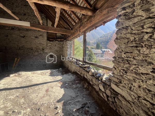 Fort potentiel pour cette maison mitoyenne d'env. 60m² au coeur du village d'Argentine.
Celle ci se compose comme suit :
- au RDC : terrasse d'env. 13m², cuisine ouverte sur le salon, wc;
- à l'étage : 3 chambres, une salle d'eau avec wc;
- au dessous : garage d'env. 20m² avec la fosse septique (qui sera à remplacer - voir étude réalisée), la cave d'env. 16m² au fond, et une borne de recharge pour véhicules électriques.
Chauffage par poêle à granulés récent et radiateurs à inertie. Le toit est neuf, le tableau électrique est récent.
Travaux à réaliser : remplacement de 3 fenêtres, finition de tous les murs, rafraichissements généraux.
Mitoyen à la maison, se trouve une jolie grange, érigée sur 2 niveaux, pour env. 180m² à réhabiliter ! 
Son rez de chaussée comporte une magnifique pièce voûtée saine, qui ne demande qu'à être aménagée.
Possibilité d'agrandir la maison, ou d'en faire une seconde !
Juste à côté, se trouve également une vieille bâtisse à rénover entièrement, érigée sur 3 niveaux d'env. 17m² chacun.
Derrière, nous pouvons retrouver un terrain pentu de 387m².
A une centaine de mètres, l'ensemble possède également un terrain de 396m² non constructible mais aménageable en potager ou en jardin avec jeux par exemple.
Argentine se situe à 10 minutes de l'autoroute de Aiton, à 25 minutes d'Albertville et à 35 minutes de Chambéry. 
Les commodités et les supermarchés se trouvent à Aiguebelle à 5 minutes en voiture.
