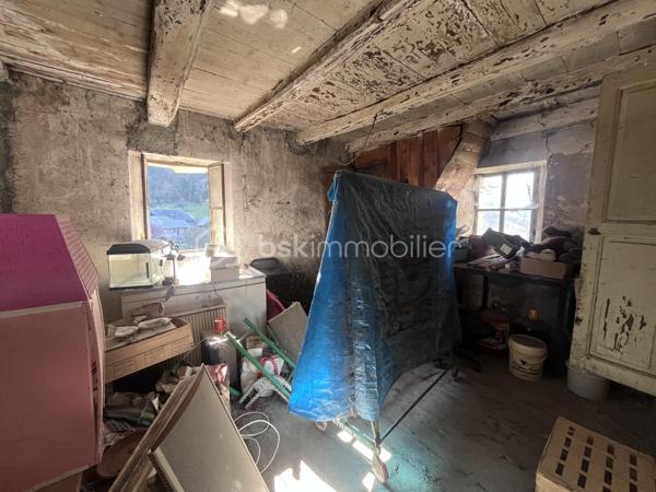 Fort potentiel pour cette maison mitoyenne d'env. 60m² au coeur du village d'Argentine.
Celle ci se compose comme suit :
- au RDC : terrasse d'env. 13m², cuisine ouverte sur le salon, wc;
- à l'étage : 3 chambres, une salle d'eau avec wc;
- au dessous : garage d'env. 20m² avec la fosse septique (qui sera à remplacer - voir étude réalisée), la cave d'env. 16m² au fond, et une borne de recharge pour véhicules électriques.
Chauffage par poêle à granulés récent et radiateurs à inertie. Le toit est neuf, le tableau électrique est récent.
Travaux à réaliser : remplacement de 3 fenêtres, finition de tous les murs, rafraichissements généraux.
Mitoyen à la maison, se trouve une jolie grange, érigée sur 2 niveaux, pour env. 180m² à réhabiliter ! 
Son rez de chaussée comporte une magnifique pièce voûtée saine, qui ne demande qu'à être aménagée.
Possibilité d'agrandir la maison, ou d'en faire une seconde !
Juste à côté, se trouve également une vieille bâtisse à rénover entièrement, érigée sur 3 niveaux d'env. 17m² chacun.
Derrière, nous pouvons retrouver un terrain pentu de 387m².
A une centaine de mètres, l'ensemble possède également un terrain de 396m² non constructible mais aménageable en potager ou en jardin avec jeux par exemple.
Argentine se situe à 10 minutes de l'autoroute de Aiton, à 25 minutes d'Albertville et à 35 minutes de Chambéry. 
Les commodités et les supermarchés se trouvent à Aiguebelle à 5 minutes en voiture.