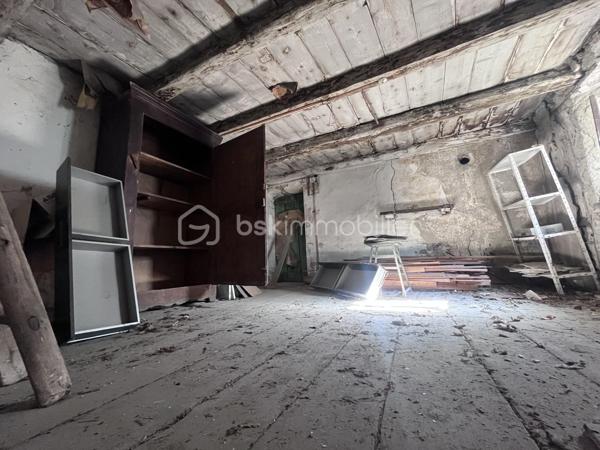 Fort potentiel pour cette maison mitoyenne d'env. 60m² au coeur du village d'Argentine.
Celle ci se compose comme suit :
- au RDC : terrasse d'env. 13m², cuisine ouverte sur le salon, wc;
- à l'étage : 3 chambres, une salle d'eau avec wc;
- au dessous : garage d'env. 20m² avec la fosse septique (qui sera à remplacer - voir étude réalisée), la cave d'env. 16m² au fond, et une borne de recharge pour véhicules électriques.
Chauffage par poêle à granulés récent et radiateurs à inertie. Le toit est neuf, le tableau électrique est récent.
Travaux à réaliser : remplacement de 3 fenêtres, finition de tous les murs, rafraichissements généraux.
Mitoyen à la maison, se trouve une jolie grange, érigée sur 2 niveaux, pour env. 180m² à réhabiliter ! 
Son rez de chaussée comporte une magnifique pièce voûtée saine, qui ne demande qu'à être aménagée.
Possibilité d'agrandir la maison, ou d'en faire une seconde !
Juste à côté, se trouve également une vieille bâtisse à rénover entièrement, érigée sur 3 niveaux d'env. 17m² chacun.
Derrière, nous pouvons retrouver un terrain pentu de 387m².
A une centaine de mètres, l'ensemble possède également un terrain de 396m² non constructible mais aménageable en potager ou en jardin avec jeux par exemple.
Argentine se situe à 10 minutes de l'autoroute de Aiton, à 25 minutes d'Albertville et à 35 minutes de Chambéry. 
Les commodités et les supermarchés se trouvent à Aiguebelle à 5 minutes en voiture.