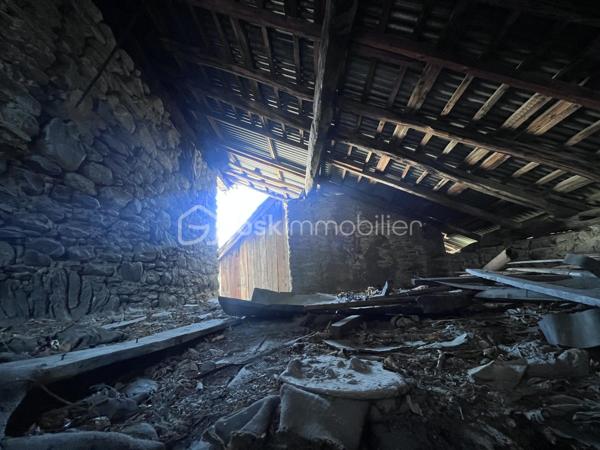 Fort potentiel pour cette maison mitoyenne d'env. 60m² au coeur du village d'Argentine.
Celle ci se compose comme suit :
- au RDC : terrasse d'env. 13m², cuisine ouverte sur le salon, wc;
- à l'étage : 3 chambres, une salle d'eau avec wc;
- au dessous : garage d'env. 20m² avec la fosse septique (qui sera à remplacer - voir étude réalisée), la cave d'env. 16m² au fond, et une borne de recharge pour véhicules électriques.
Chauffage par poêle à granulés récent et radiateurs à inertie. Le toit est neuf, le tableau électrique est récent.
Travaux à réaliser : remplacement de 3 fenêtres, finition de tous les murs, rafraichissements généraux.
Mitoyen à la maison, se trouve une jolie grange, érigée sur 2 niveaux, pour env. 180m² à réhabiliter ! 
Son rez de chaussée comporte une magnifique pièce voûtée saine, qui ne demande qu'à être aménagée.
Possibilité d'agrandir la maison, ou d'en faire une seconde !
Juste à côté, se trouve également une vieille bâtisse à rénover entièrement, érigée sur 3 niveaux d'env. 17m² chacun.
Derrière, nous pouvons retrouver un terrain pentu de 387m².
A une centaine de mètres, l'ensemble possède également un terrain de 396m² non constructible mais aménageable en potager ou en jardin avec jeux par exemple.
Argentine se situe à 10 minutes de l'autoroute de Aiton, à 25 minutes d'Albertville et à 35 minutes de Chambéry. 
Les commodités et les supermarchés se trouvent à Aiguebelle à 5 minutes en voiture.