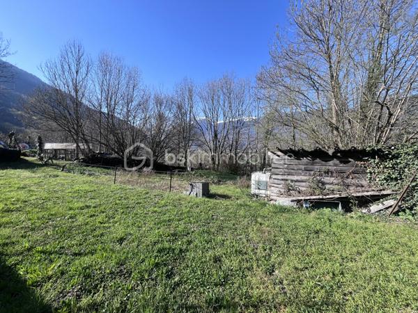 Fort potentiel pour cette maison mitoyenne d'env. 60m² au coeur du village d'Argentine.
Celle ci se compose comme suit :
- au RDC : terrasse d'env. 13m², cuisine ouverte sur le salon, wc;
- à l'étage : 3 chambres, une salle d'eau avec wc;
- au dessous : garage d'env. 20m² avec la fosse septique (qui sera à remplacer - voir étude réalisée), la cave d'env. 16m² au fond, et une borne de recharge pour véhicules électriques.
Chauffage par poêle à granulés récent et radiateurs à inertie. Le toit est neuf, le tableau électrique est récent.
Travaux à réaliser : remplacement de 3 fenêtres, finition de tous les murs, rafraichissements généraux.
Mitoyen à la maison, se trouve une jolie grange, érigée sur 2 niveaux, pour env. 180m² à réhabiliter ! 
Son rez de chaussée comporte une magnifique pièce voûtée saine, qui ne demande qu'à être aménagée.
Possibilité d'agrandir la maison, ou d'en faire une seconde !
Juste à côté, se trouve également une vieille bâtisse à rénover entièrement, érigée sur 3 niveaux d'env. 17m² chacun.
Derrière, nous pouvons retrouver un terrain pentu de 387m².
A une centaine de mètres, l'ensemble possède également un terrain de 396m² non constructible mais aménageable en potager ou en jardin avec jeux par exemple.
Argentine se situe à 10 minutes de l'autoroute de Aiton, à 25 minutes d'Albertville et à 35 minutes de Chambéry. 
Les commodités et les supermarchés se trouvent à Aiguebelle à 5 minutes en voiture.