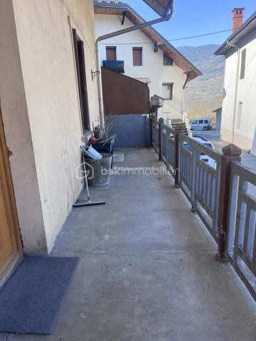 Fort potentiel pour cette maison mitoyenne d'env. 60m² au coeur du village d'Argentine.
Celle ci se compose comme suit :
- au RDC : terrasse d'env. 13m², cuisine ouverte sur le salon, wc;
- à l'étage : 3 chambres, une salle d'eau avec wc;
- au dessous : garage d'env. 20m² avec la fosse septique (qui sera à remplacer - voir étude réalisée), la cave d'env. 16m² au fond, et une borne de recharge pour véhicules électriques.
Chauffage par poêle à granulés récent et radiateurs à inertie. Le toit est neuf, le tableau électrique est récent.
Travaux à réaliser : remplacement de 3 fenêtres, finition de tous les murs, rafraichissements généraux.
Mitoyen à la maison, se trouve une jolie grange, érigée sur 2 niveaux, pour env. 180m² à réhabiliter ! 
Son rez de chaussée comporte une magnifique pièce voûtée saine, qui ne demande qu'à être aménagée.
Possibilité d'agrandir la maison, ou d'en faire une seconde !
Juste à côté, se trouve également une vieille bâtisse à rénover entièrement, érigée sur 3 niveaux d'env. 17m² chacun.
Derrière, nous pouvons retrouver un terrain pentu de 387m².
A une centaine de mètres, l'ensemble possède également un terrain de 396m² non constructible mais aménageable en potager ou en jardin avec jeux par exemple.
Argentine se situe à 10 minutes de l'autoroute de Aiton, à 25 minutes d'Albertville et à 35 minutes de Chambéry. 
Les commodités et les supermarchés se trouvent à Aiguebelle à 5 minutes en voiture.